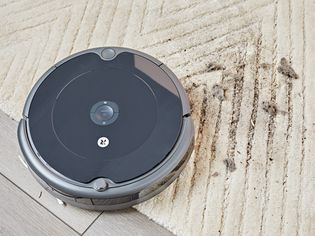 iRobot Roomba 694 Robot Vacuum cleaning dirt from carpet and hardwood floor 